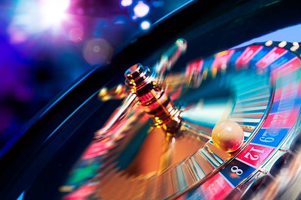Betting decision screen showing fold and raise buttons with pot total